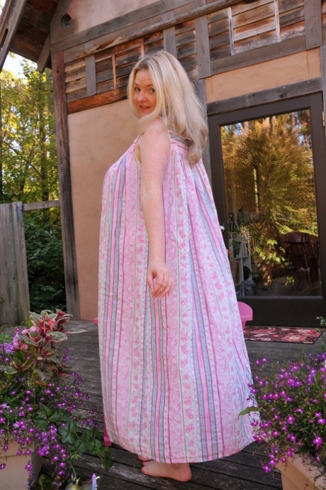 Mature amateur Tasty Trixie curls and splays her toes as she removes nightgown