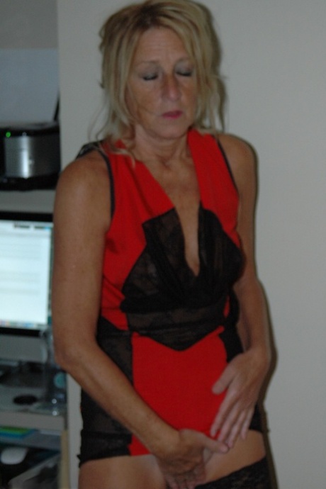 Amateur older slut Kyra in sexy dress and stockings rubbing her horny clit