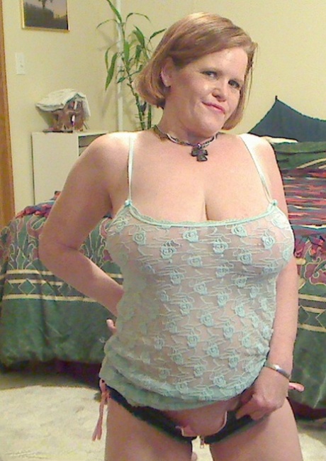 Fat mature mom Misha bares saggy boobs to fist her hot pussy on the bed