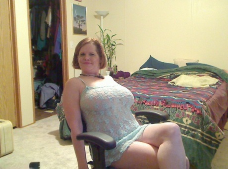 Fat mature mom Misha bares saggy boobs to fist her hot pussy on the bed