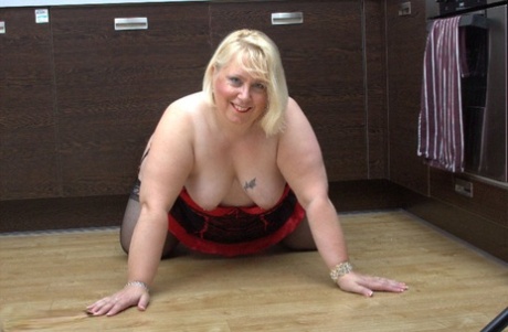 Overweight British amateur Lexie Cummings gives a blowjob in the kitchen