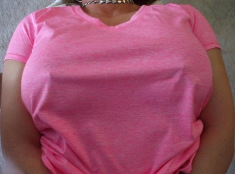 Older woman Busty Bliss exposes her nice tits while pumping iron at home