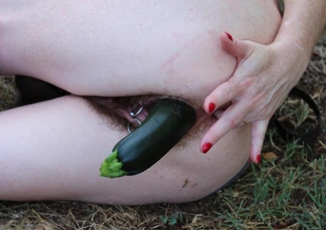 Mature woman Mary Bitch shoves seasonal veggies up her snatch in garden