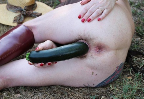 Mature woman Mary Bitch shoves seasonal veggies up her snatch in garden