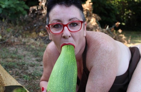 Mature woman Mary Bitch shoves seasonal veggies up her snatch in garden