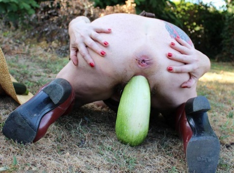 Mature woman Mary Bitch shoves seasonal veggies up her snatch in garden
