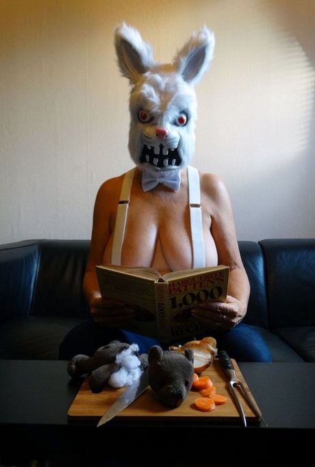 Big titted woman sports a cosplay costume while sticking a carrot in her cunt