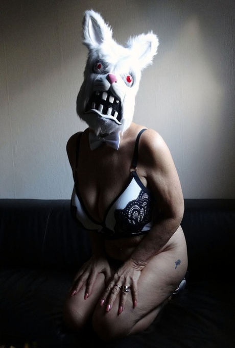 Big titted woman sports a cosplay costume while sticking a carrot in her cunt