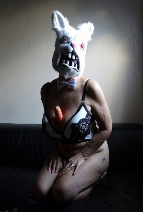 Big titted woman sports a cosplay costume while sticking a carrot in her cunt