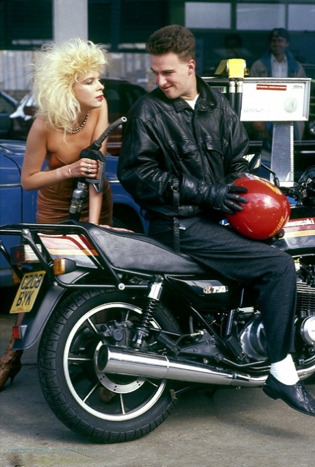 Horny females with retro hairstyles do each other and guys too in a field
