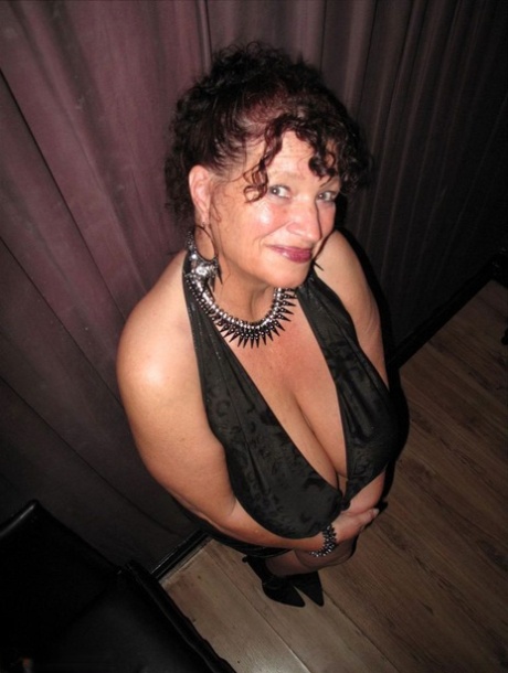 Mature amateur releases her big saggy boobs from leather jacket and dress