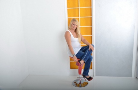 Over 30 blonde Sweet Susi pulls down blue jeans before showing her bald cunt