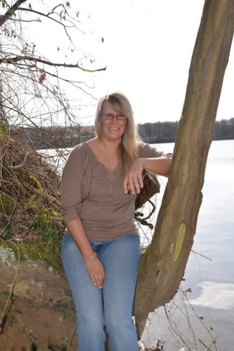 Overweight amateur Sweet Susi wears her glasses while getting naked by a river