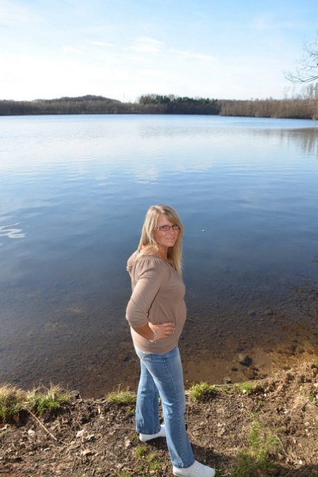 Overweight amateur Sweet Susi wears her glasses while getting naked by a river