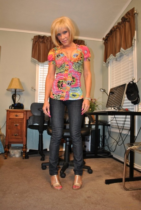 Older blonde amateur displays her painted toenails during fully clothed action