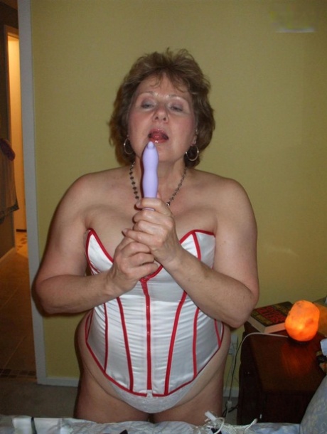 Older amateur Busty Bliss takes care of a cock during POV action