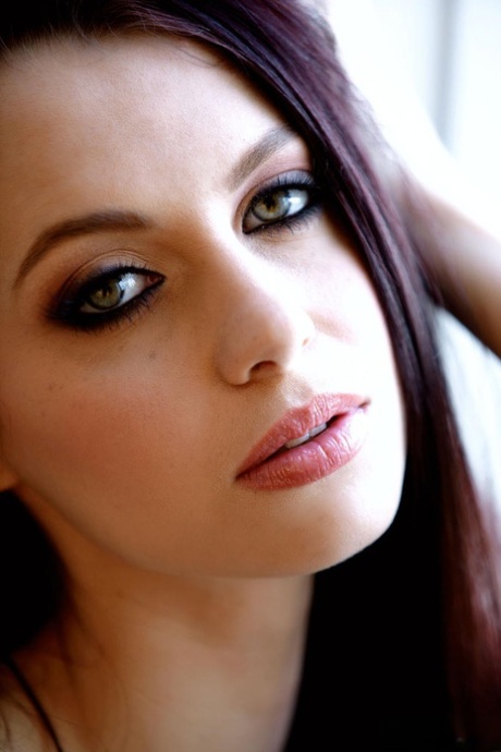 Thin glam model Jessica Dawn takes her time in getting out of bra and panties