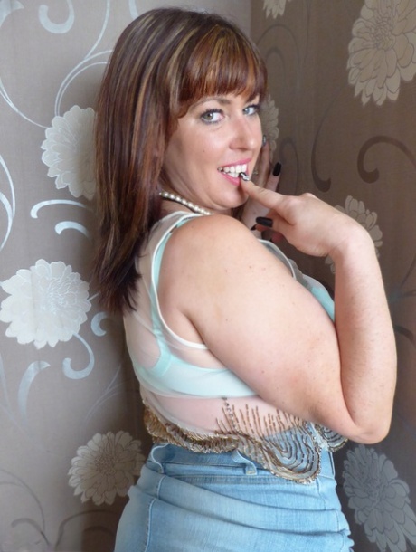 Older UK amateur Juicey Janey pulls out sex toys after freeing her bush