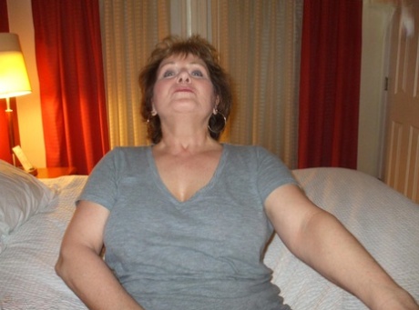 Amateur plumper Busty Bliss takes a cumshot on tits after masturbating