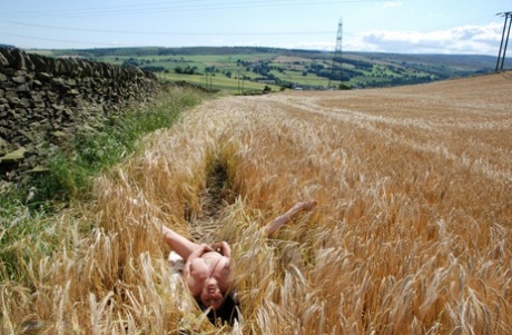 Busty UK amateur Juicey Janey sticks berries in her cunt on a peat bank