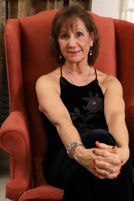 Over 30 woman Lynn doffs a dress and hose before fingering her vagina