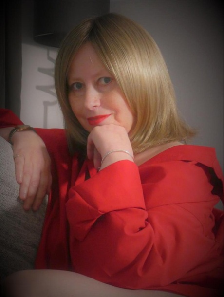 Overweight amateur Posh Sophia flashes her big butt and boobs