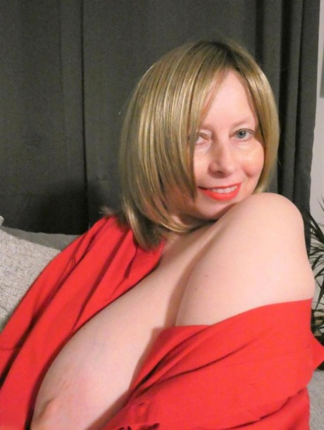 Overweight amateur Posh Sophia flashes her big butt and boobs