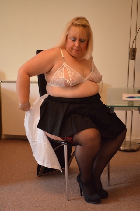 Obese British amateur Lexie Cummings uncups her tits after showing her big ass