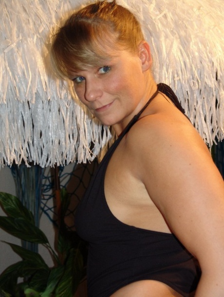 Older amateur Sweet Susi gets butt naked during a swim in an indoor pool