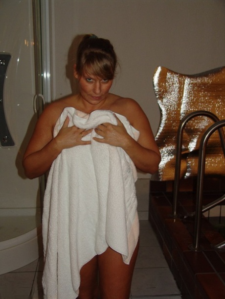 Older amateur Sweet Susi gets butt naked during a swim in an indoor pool