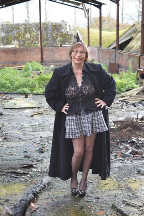Amateur chick Barby Slut strips to her heels on a demolition site