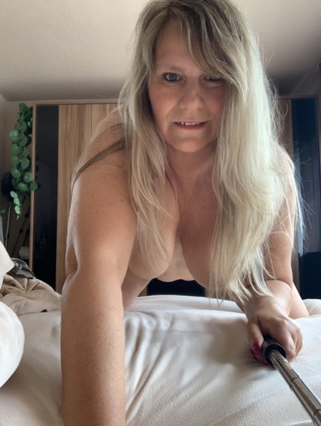 Overweight mature woman Sweet Susi takes nude selfies in her bedroom