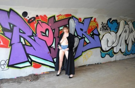 Older amateur Barby Slut flashes a stranger while taking a walk