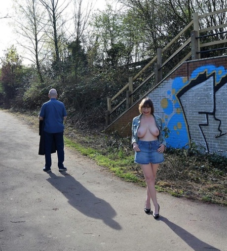 Older amateur Barby Slut flashes a stranger while taking a walk