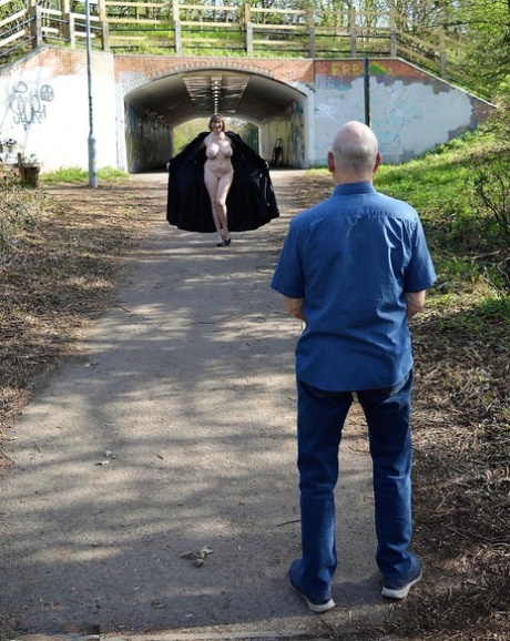 Older amateur Barby Slut flashes a stranger while taking a walk