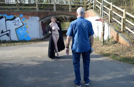 Older amateur Barby Slut flashes a stranger while taking a walk