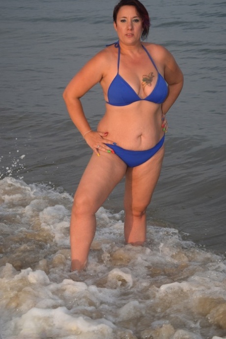 Older amateur Sara Banks poses naked in the ocean with a couple of girlfriends