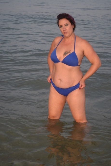 Older amateur Sara Banks poses naked in the ocean with a couple of girlfriends