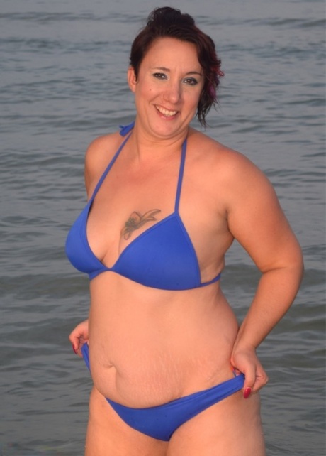 Older amateur Sara Banks poses naked in the ocean with a couple of girlfriends