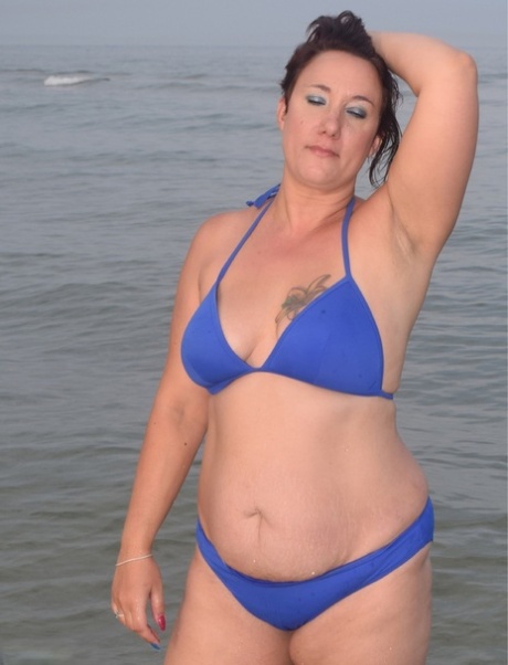 Older amateur Sara Banks poses naked in the ocean with a couple of girlfriends