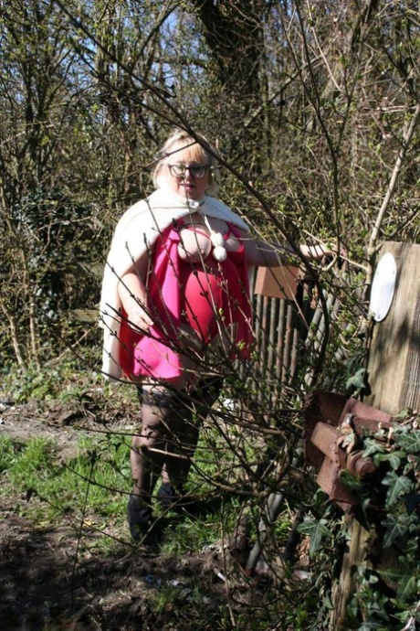 Obese UK blonde Lexie Cummings exposes her tits and huge ass in a field