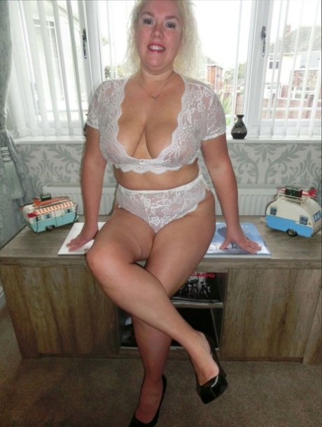 Mature blonde Barby gets naked before sticking a toy in her shaved pussy