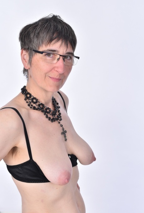 Amateur model Hot MILF pinches her nipples after loosing her saggy tits