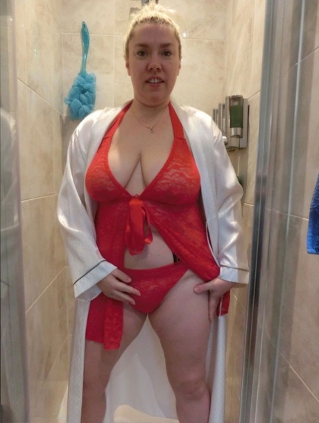 Mature blonde Barby masturbates after shaving her pussy in a shower