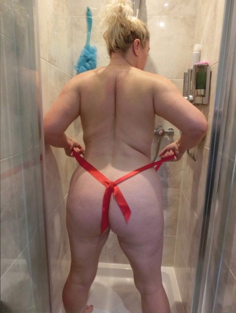 Mature blonde Barby masturbates after shaving her pussy in a shower