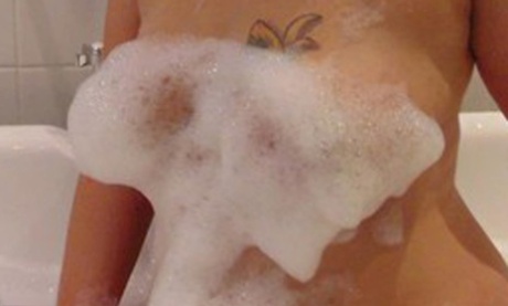 Mature plumper Sara Banks sports dyed hair while taking a bubble bath