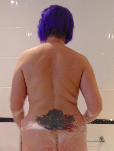 Mature plumper Sara Banks sports dyed hair while taking a bubble bath
