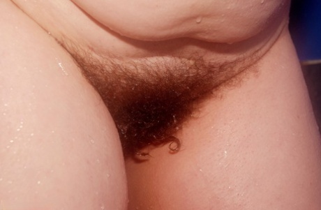 British amateur Juicey Janey plays with her wet pussy while bathing