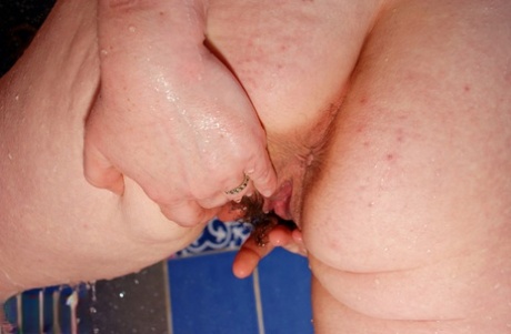 British amateur Juicey Janey plays with her wet pussy while bathing