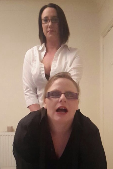 Amateur chick Sara Banks shares a lesbian kiss before showing her cunt